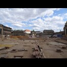 Blick vom Wallpavillon auf den Glockenspielpavillon. Derzeit wird versucht, den ursprünglichen Zustand des Zwingerinnenraums wiederherzustellen.